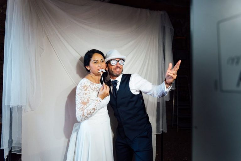 Les mariés devant le photobooth